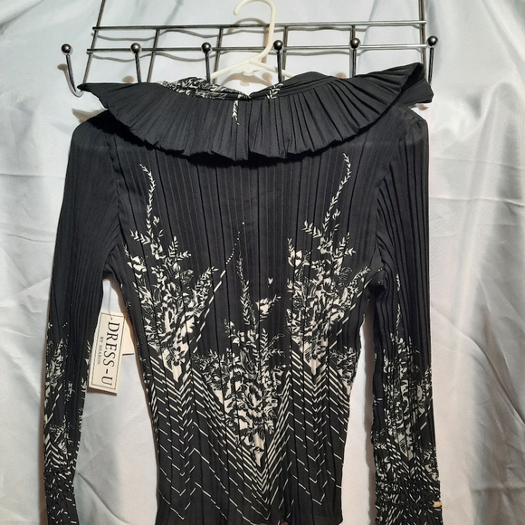 DRESS-U lace up pleated blouse black with ivory floral detail size small - Picture 2 of 2